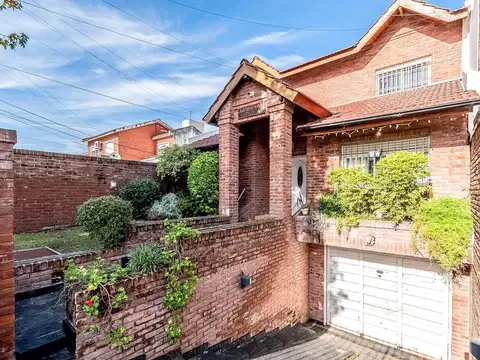 VENTA DE CASA 4 AMBIENTES EN SAN ANTONIO DE PADUA CON PILETA