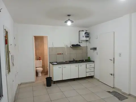 MONOAMBIENTE EN PLANTA BAJA CON PATIO EN ALQUILER EN MORON