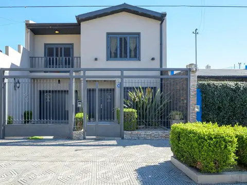 Casa en venta en Junin tres dormitorios, patio y cochera