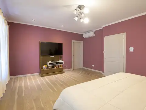 Casa en venta en Junin tres dormitorios, patio y cochera