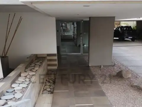 Almirante Brown 1400, Piso 0