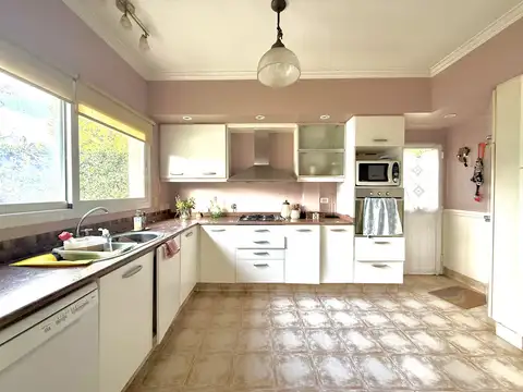 Casa 8 ambientes con 3 baños