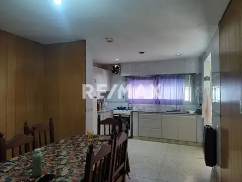 Casa en Alquiler con 2 cocheras