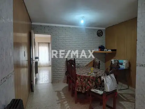 Casa 8 ambientes con 2 baños