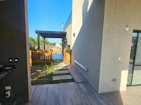 Casa en Venta con 4 cocheras
