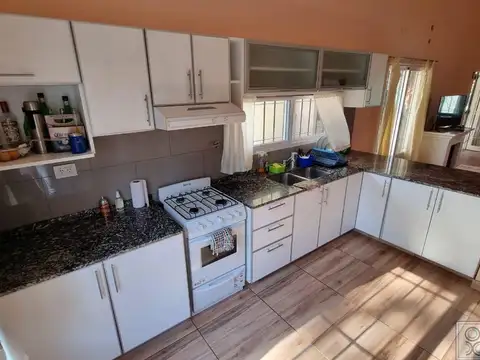 Casa 4 ambientes con 2 baños