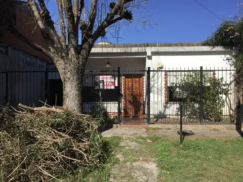 V. Ballester (Santa Cruz 1922) Casa 3 ambientes. Patio. Parrilla. Lote 211 m2