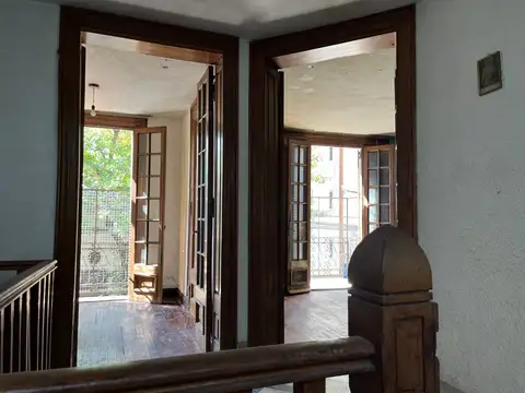 Casa en 2 plantas, con entradas independientes. Ideal 2 familias o comercial. Lote PROPIO.