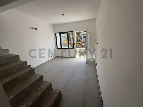 VENTA CASA DÚPLEX CON COCHERA Y PATIO – toma permuta menor valor o financia-INVERSIONISTA