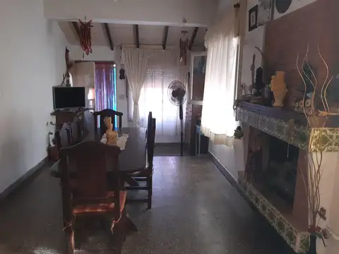 Casa 4 ambientes con 2 baños