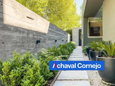 Casa en Venta con 4 cocheras