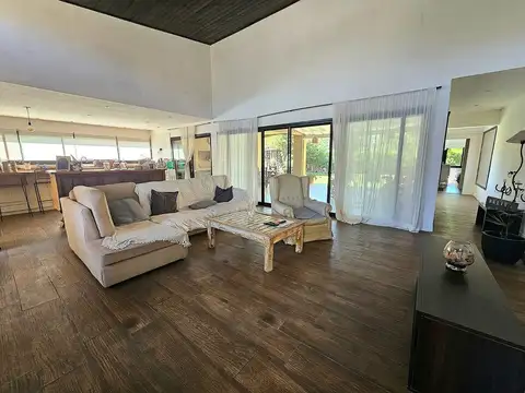 Casa en Venta con 3 cocheras