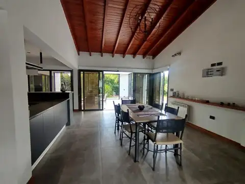 Casa 10 ambientes con 5 baños