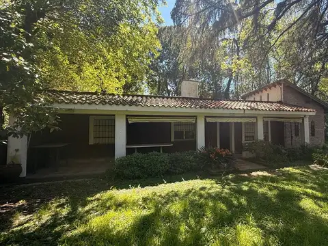 Venta casa 5 Amb. parque y pileta, Parque Leloir, Ituzaingo