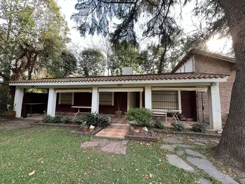 Venta casa 5 Amb. parque y pileta, Parque Leloir, Ituzaingo