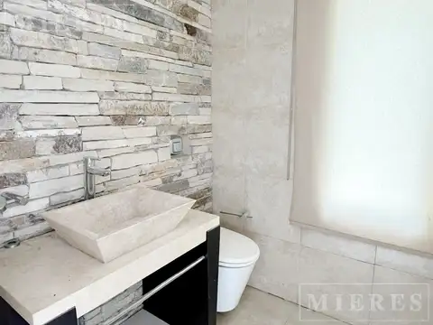 Casa en alquiler anual sin muebles sobre lote Interno en Los Sauces, Nordelta