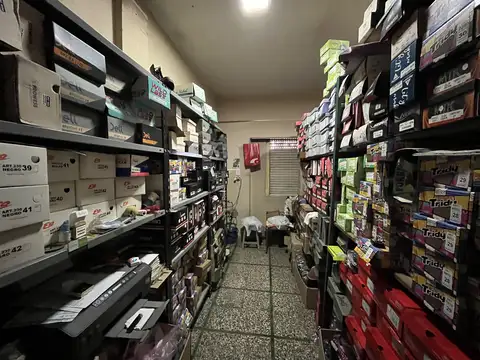 Casa De 3 Amb Con Patio, Terraza, Garage Y 2 Locales Comerciales. Excelente Ubicacion