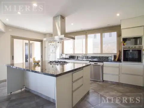 Casa 6 ambientes con 2 baños