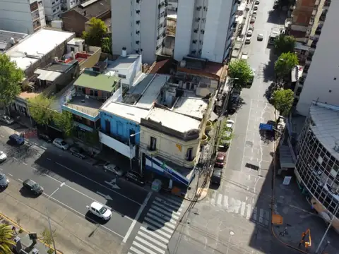 PLENO CENTRO. LOCAL SOBRE LOTE PROPIO, CON ESTACIONAMIENTO