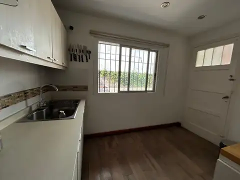 Moderna Casa con Cochera en Venta en Martínez