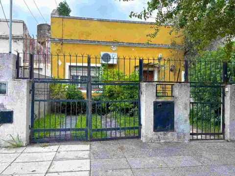 VENTA CASA JARDIN Y LOTE PROPIO EN VILLA LUGANO