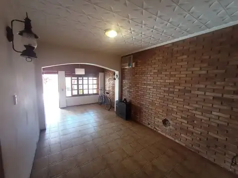 Casa 5 ambientes con 1 baño