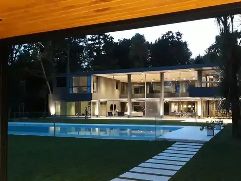 Casa en Alquiler con 1 cochera