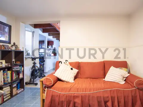 PH de tres ambientes más escritorio y patio en venta en Palermo.