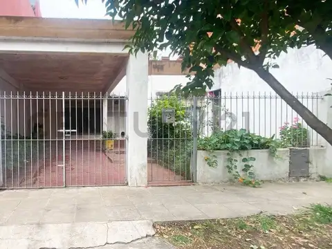 VENTA CASA 3 AMB CON PATIO ITUZAINGO- PERMUTA