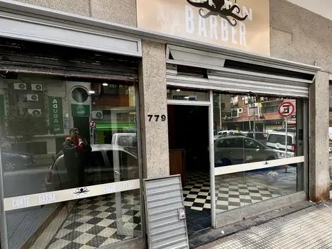 Local en  Azcuenaga al 700