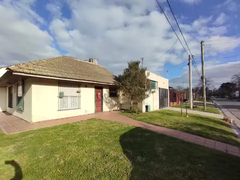 Casa en venta Desarrollada en una planta: tres ambientes con Galpon.-