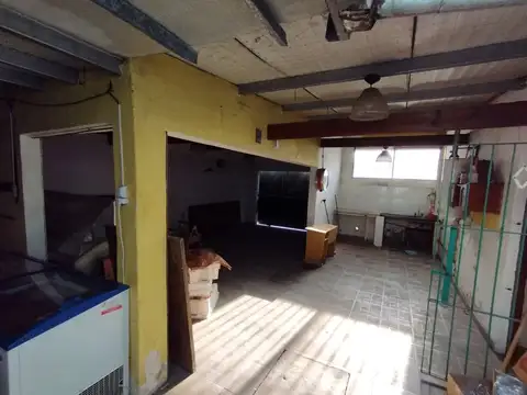 Casa en venta Desarrollada en una planta: tres ambientes con Galpon.-