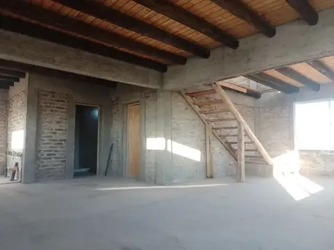 REMAX CHACRAS, VENDE CASA EN CONSTRUCCION