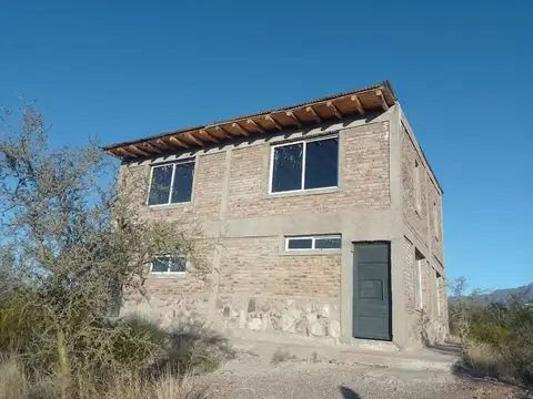 REMAX CHACRAS, VENDE CASA EN CONSTRUCCION