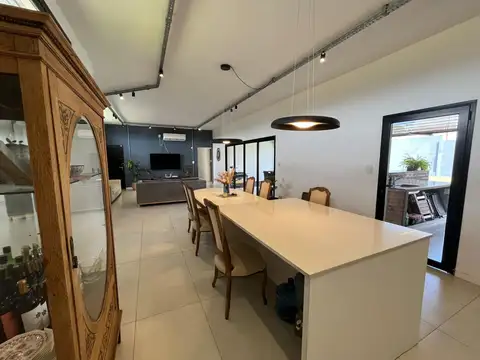 Venta casa de 2 dormitorios con 2 cocheras y pileta en EcoPueblo, Alvear