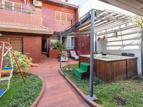 CASA DE 5 AMB. C/JARDÍN, QUINCHO Y PARRILLA FLORES