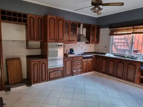 (ALQUILADA) EN VENTA EN HURLINGHAM CHALET EN ESQUINA DE 3 AMBIENTES 2 BAÑOS - FICHA 9149