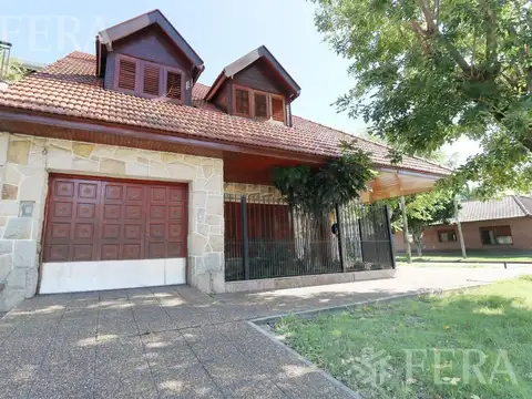 Venta de Casa 5 ambientes con Cochera y Patio en Wilde