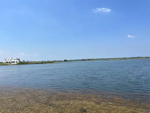 Lote en venta al lago central en Barrio Costas | Puertos