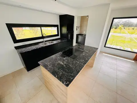 Casa en Haras del Mar de cinco ambientes con piscina a estrenar