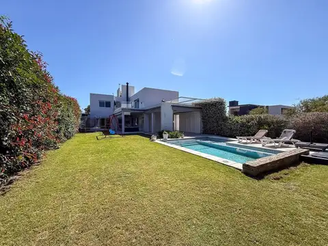 Casa 7 ambientes con 3 baños