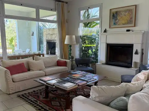 Casa 7 ambientes con 4 baños