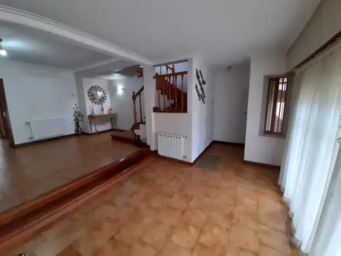 Casa 5 ambientes con 3 baños