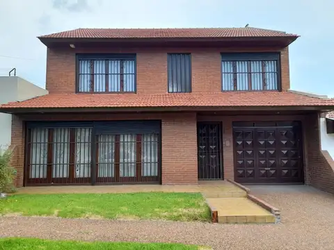 Chalet 5 ambientes con parque