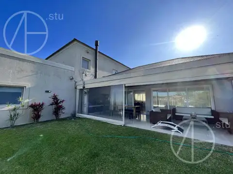 Casa en venta con 3 dormitorios al río en Albanueva