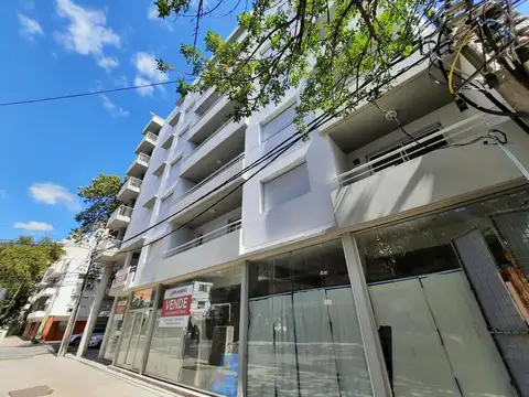 Impecable local en esquina. Pichincha. 150 m2