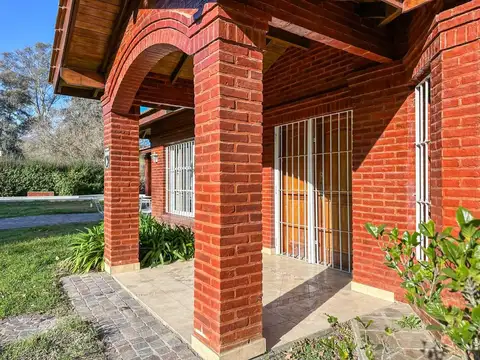 Casa 8 ambientes con 3 baños