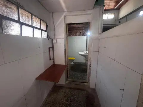 RESERVADO al 16/03 Local a metros parada colectivo y frente a escuela, mucho potencial, 35 m2!
