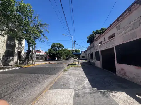 RESERVADO al 16/03 Local a metros parada colectivo y frente a escuela, mucho potencial, 35 m2!