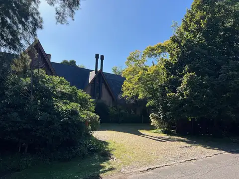 Casa 11 ambientes con 8 baños